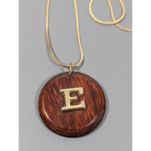 Vintage Initial Letter E Brown Wood Round Pendant Necklace Gold Tone 18 in - Picture 4 of 7